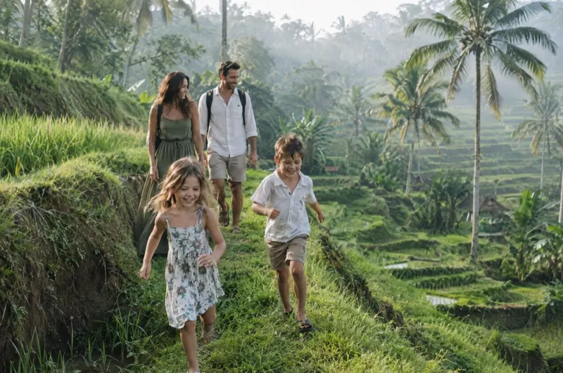 Family photoshoot in Bali – kids running through the Tegallalang rice terraces near Ubud