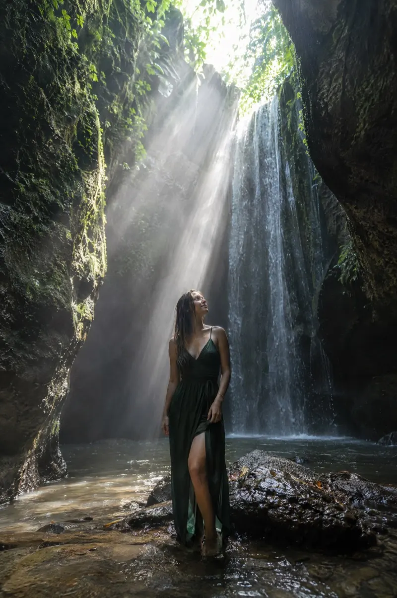 Bali Instagram photoshoot – woman in the light beams of Tukad Cepung waterfall