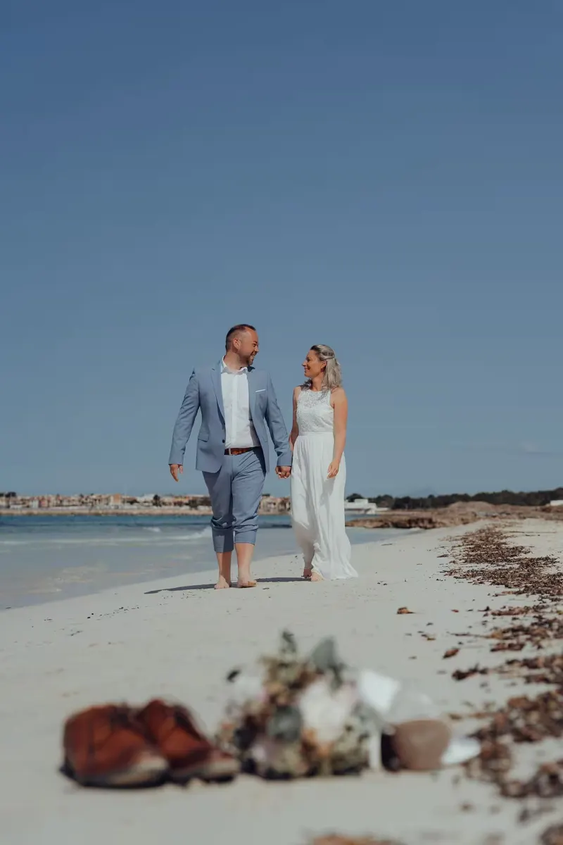 Bridal couple portrait in warm evening light with palm trees in the background