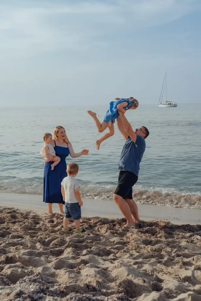 Familie mit drei Kindern am Meer von Cala Millor