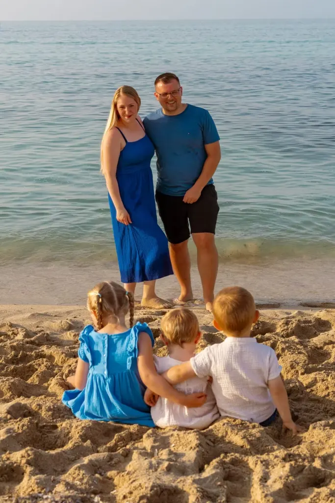 Familie mit drei Kindern am Strand von Cala Millor