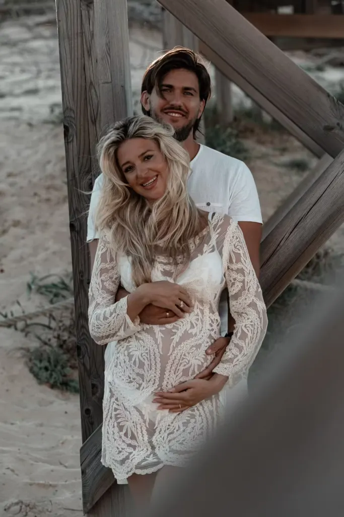 Babybauch Fotoshooting auf Ibiza – glückliches Paar am Strand