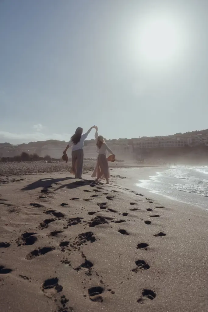 Ibiza Fotoshooting bei Sonnenuntergang – zwei Freundinnen tanzen am Meer