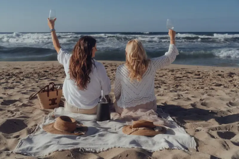 Freundinnen Fotoshooting auf Ibiza – zwei Frauen genießen den Strand