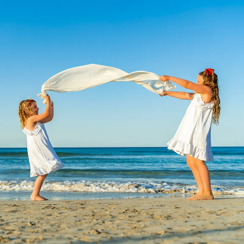 Familie mit 2 Kindern blickt aufs Meer – Urlaubsfotoshooting Mallorca