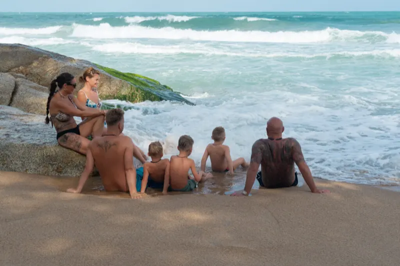 Familienfotoshooting in Thailand – Gruppe sitzt am Strand