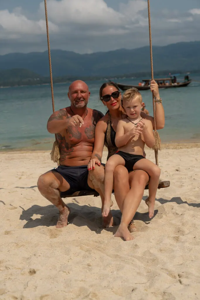 Familienfotoshooting Thailand – Familie auf Schaukel am Strand