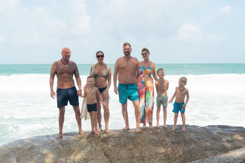 Gruppen Fotoshooting in Thailand – zwei Familien am Strand