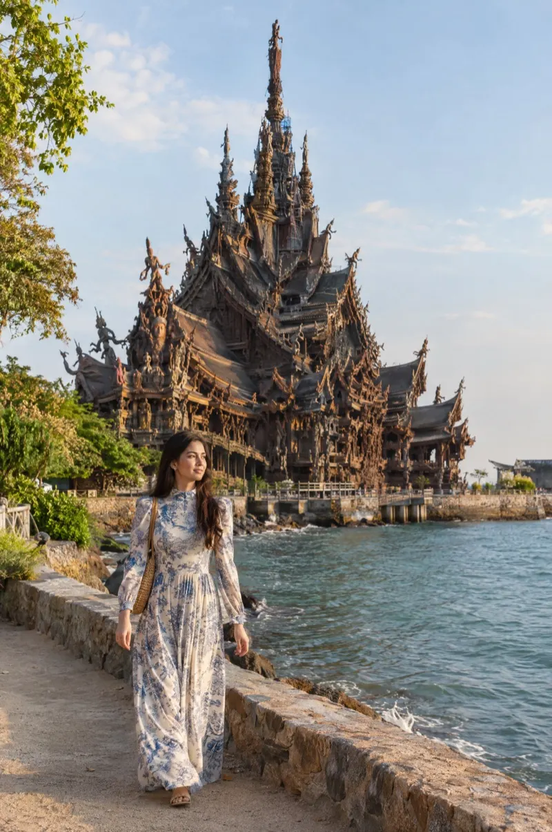 Influencer Fotoshooting in Thailand – Frau vor dem geschnitzten Holztempel Sanctuary of Truth in Pattaya