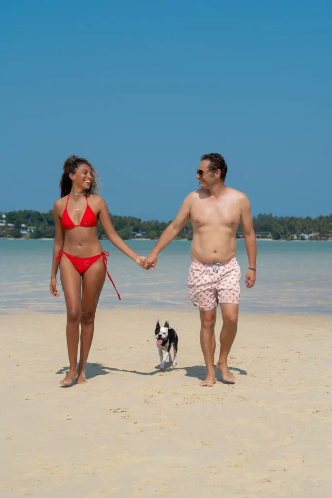 Paar Fotoshooting in Thailand – Paar spaziert mit Hund am Sandstrand