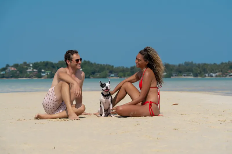 Paar Fotoshooting in Thailand am Strand – Mann und Frau sitzen entspannt im Sand