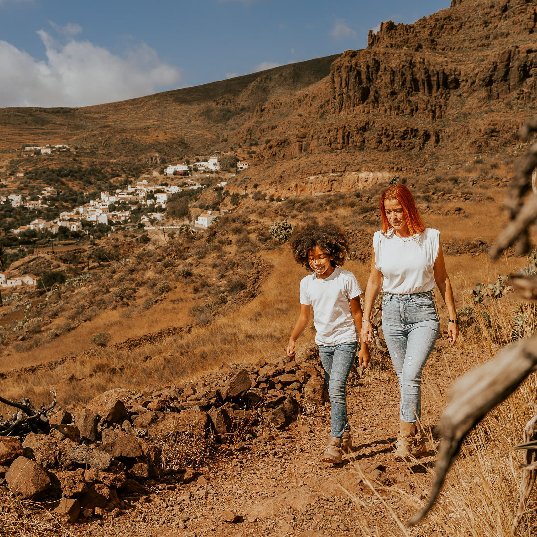 Urlaubs Fotoshooting Mutter und Kind laufen in der Natur