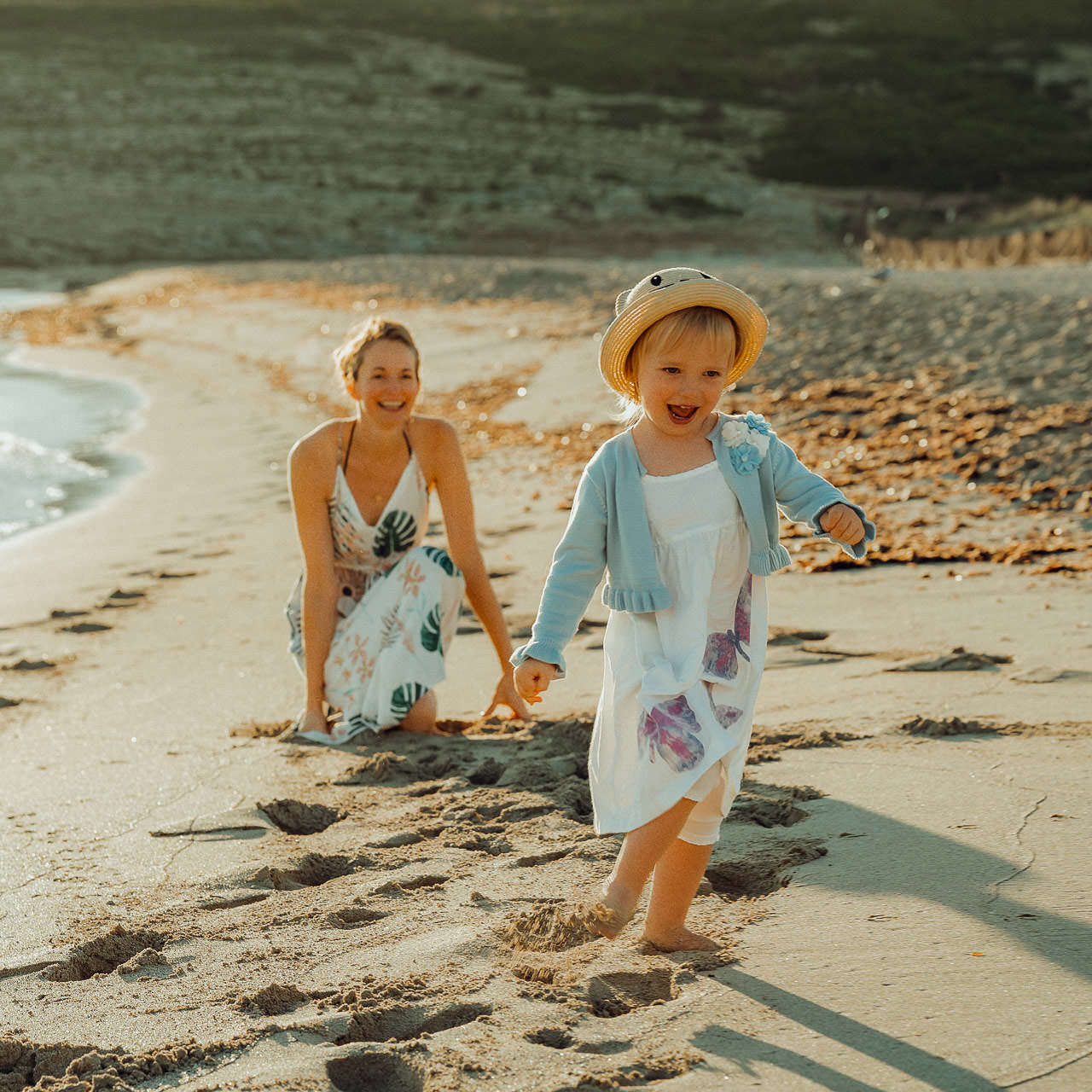 Urlaubs Fotoshooting Mutter und Tochter spielen am Strand