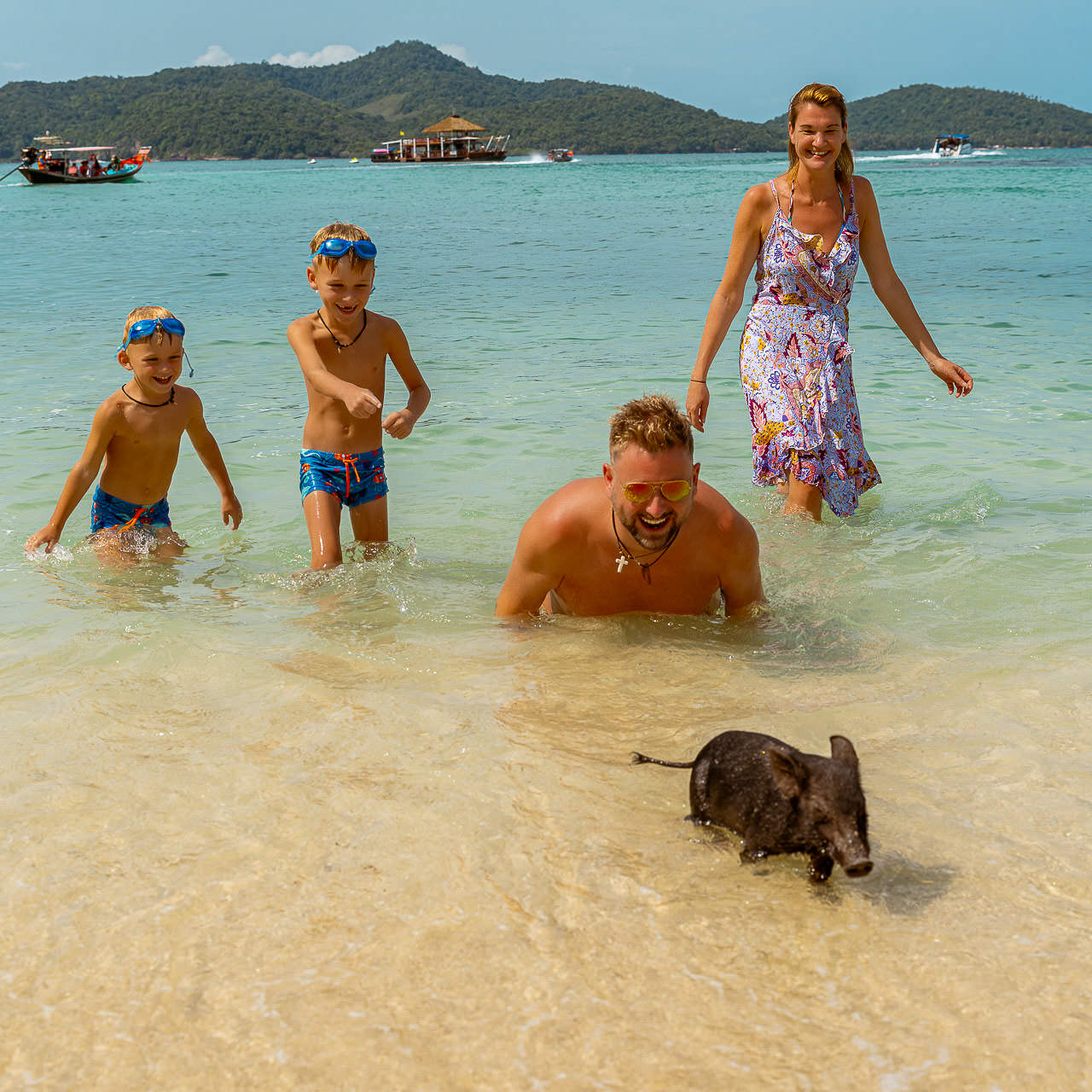 Urlaubs Fotoshooting Familie mit 2 Kindern und einem kleinen Schwein im Meer
