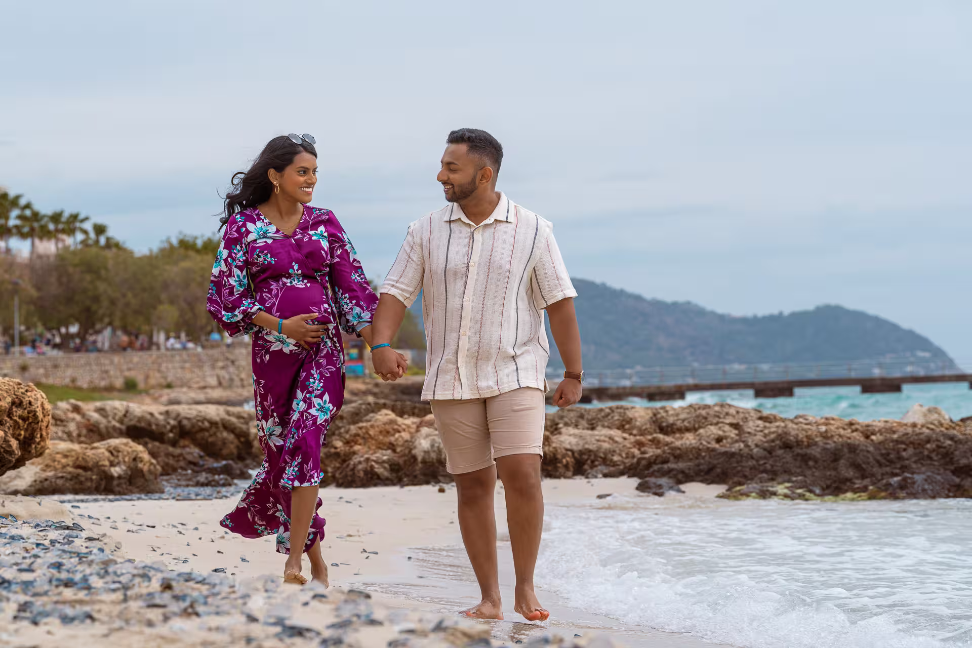 Junges Paar spaziert am Strand von Cala Millor