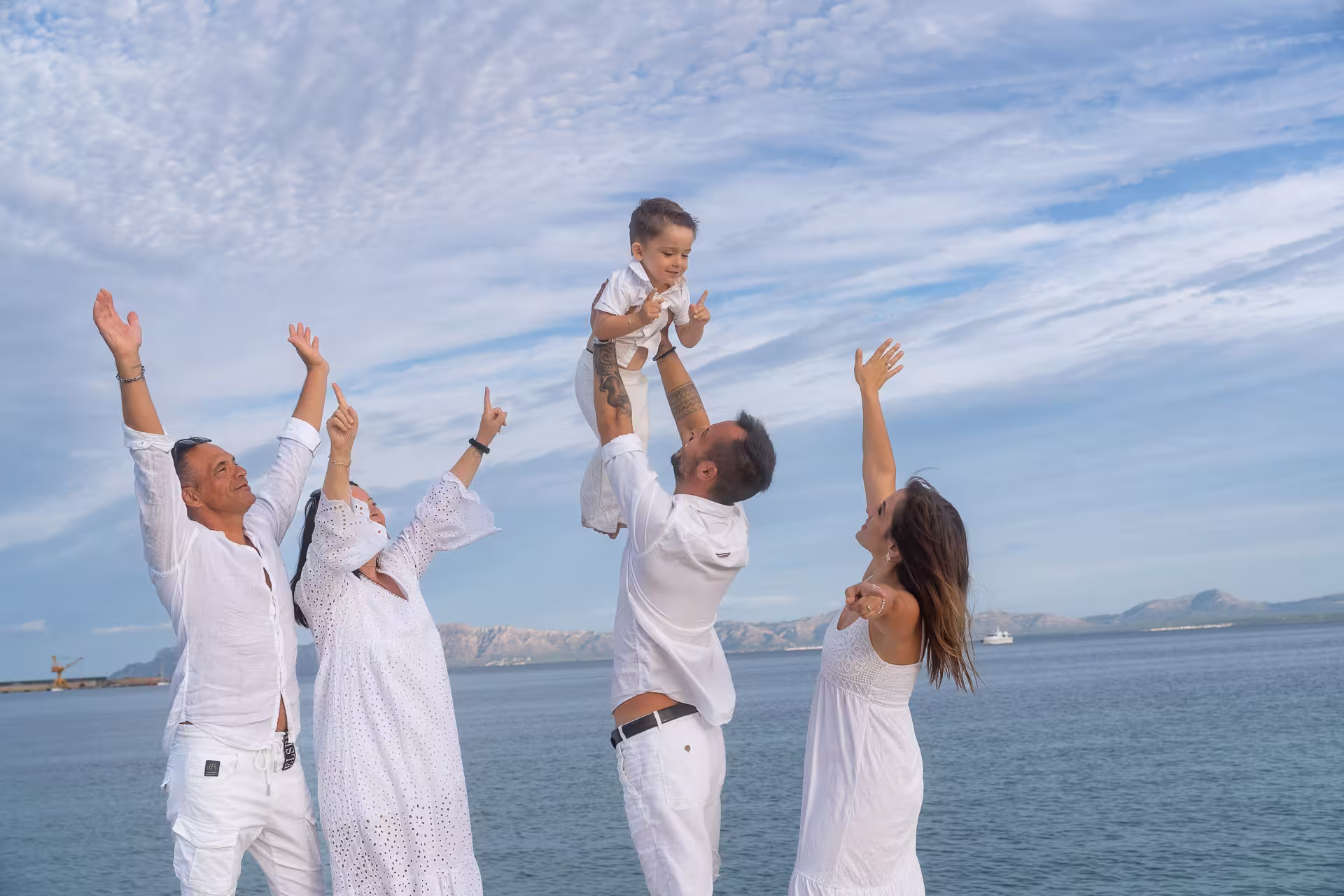 Familie ist fröhlich auf dem Holzsteg in Alcudia