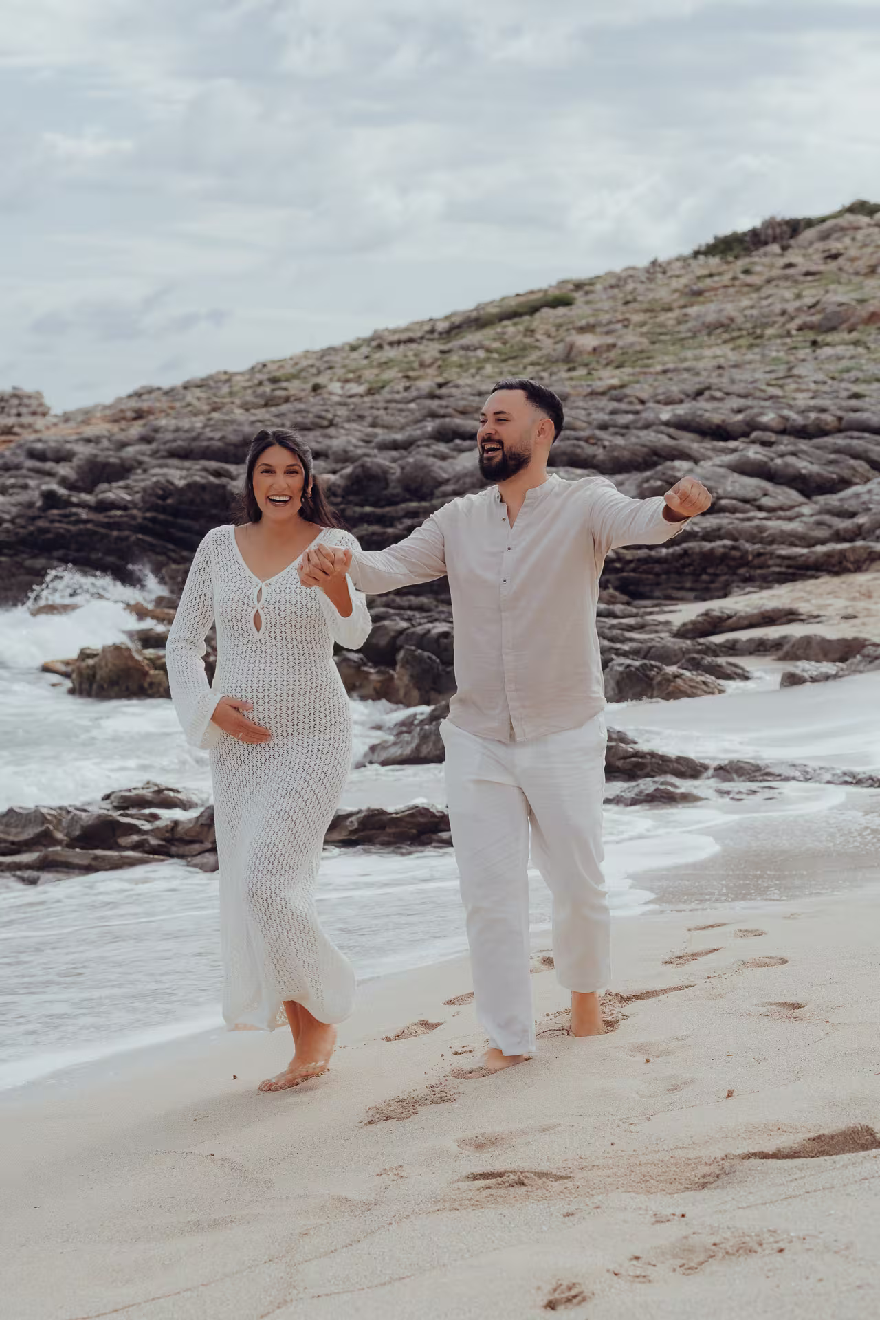 Ibiza-016-www.urlaubsfotoshooting.com Babybauch Fotoshooting auf Ibiza am Strand – werdende Eltern beim Spaziergang am Meer, emotionale Aufnahme vom Ibiza Fotograf.