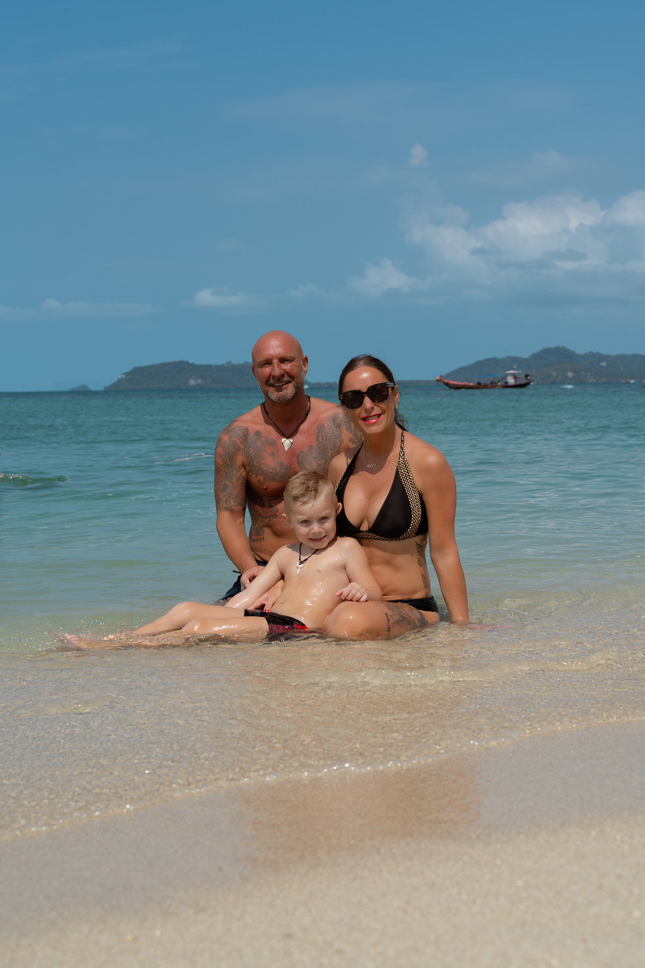 Familien Fotoshooting am Strand von Koh Samui – natürliche Urlaubsbilder im Meer, festgehalten vom professionellen Thailand Fotograf.