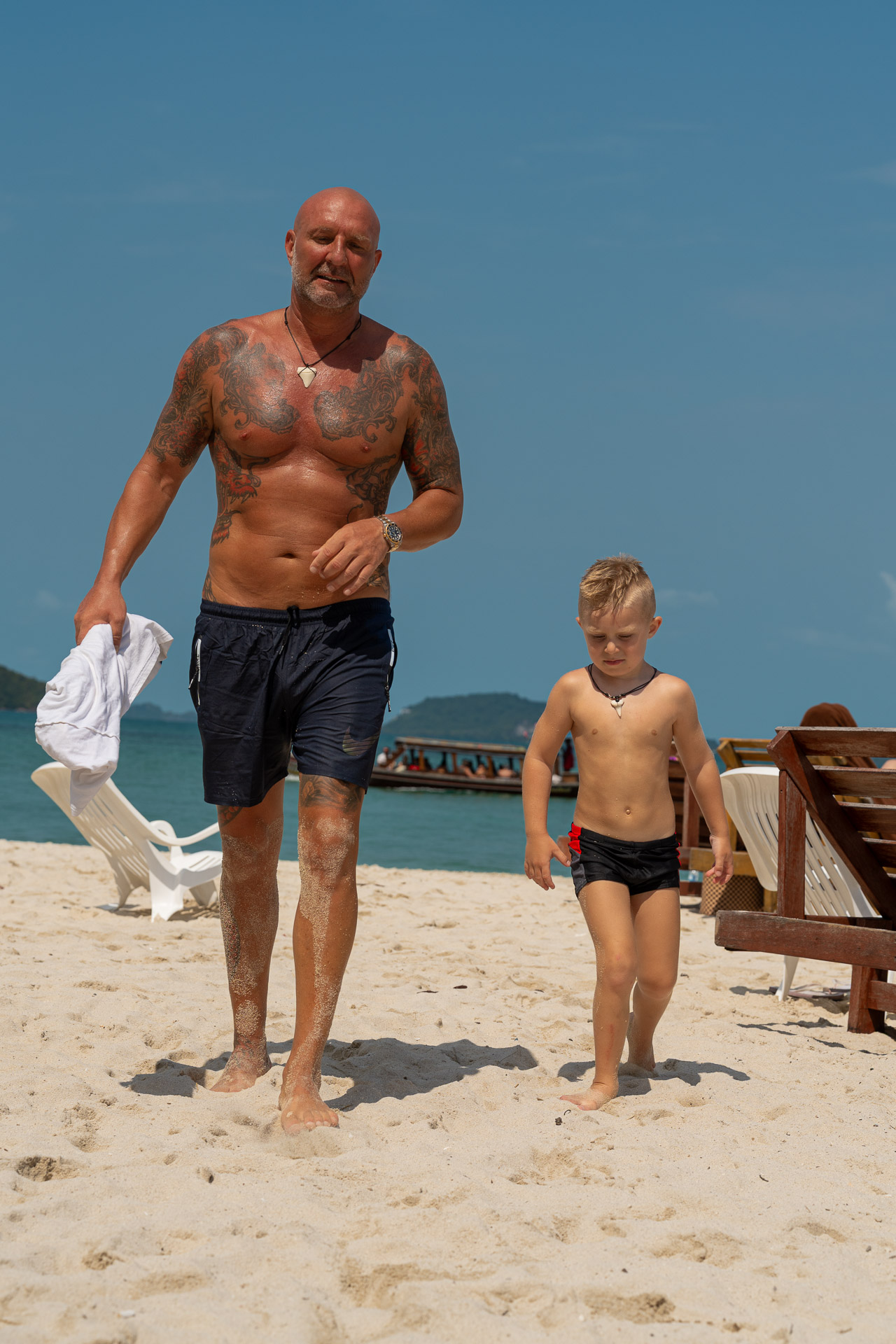 Vater-Sohn Fotoshooting in Thailand – authentischer Moment am Strand von Koh Samui mit professionellem Thailand Fotograf.